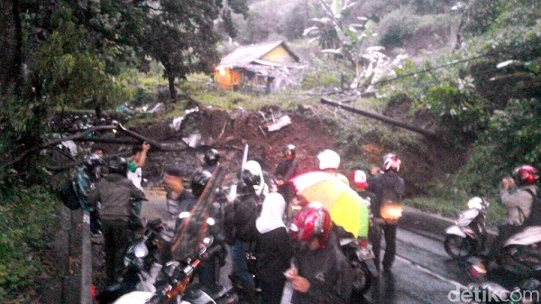 Jalan Penghubung Antar Desa di Cugenang Amblas